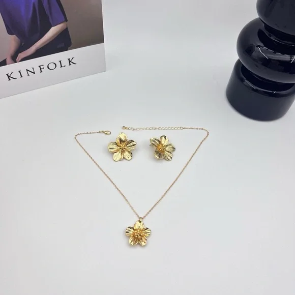 Elegant Gold Floral Jewelry Set - Picture 6 of 6